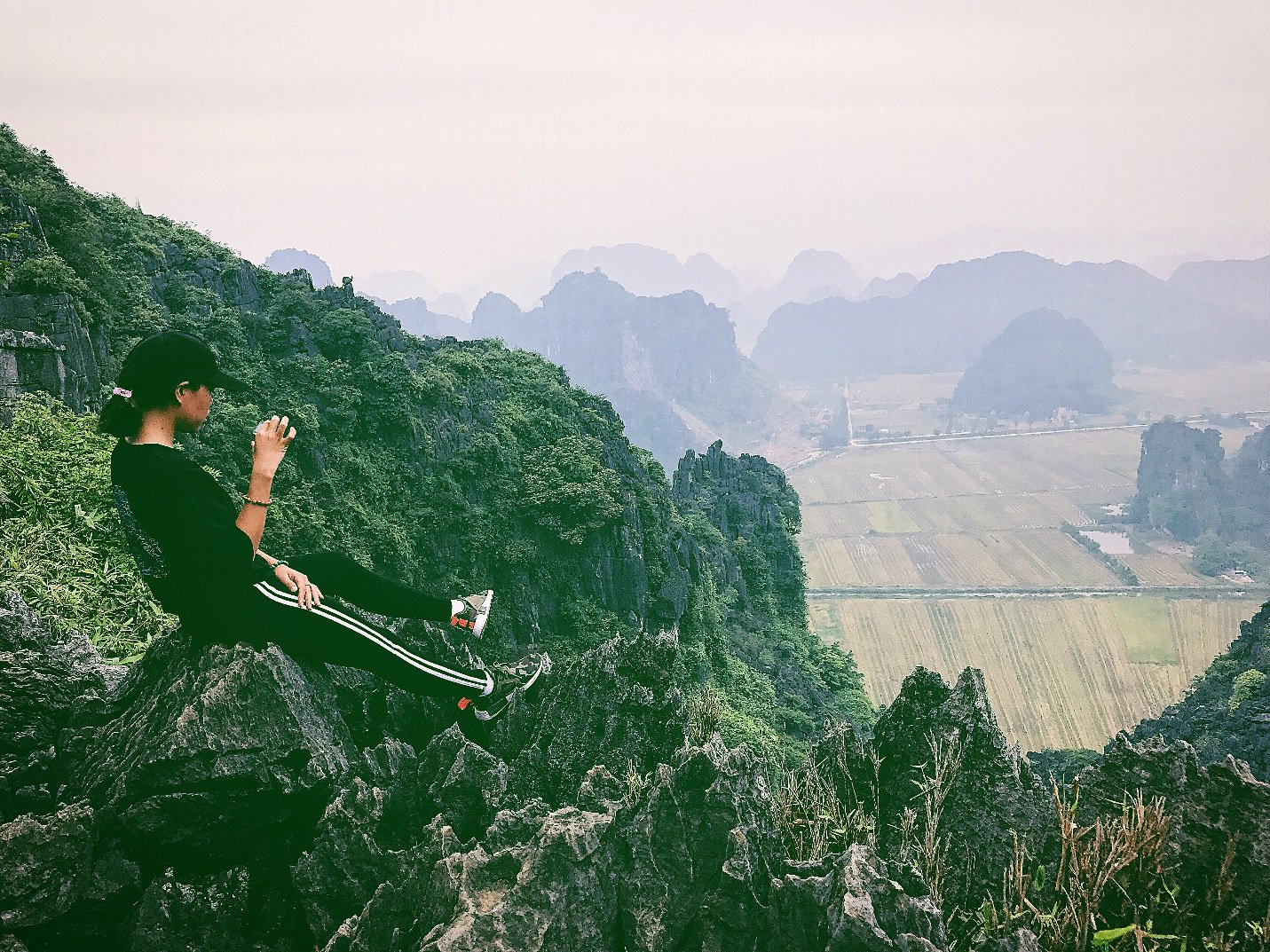 Trekking 486 bậc thang để ngắm sự hùng vĩ của thiên nhiên từ núi Múa